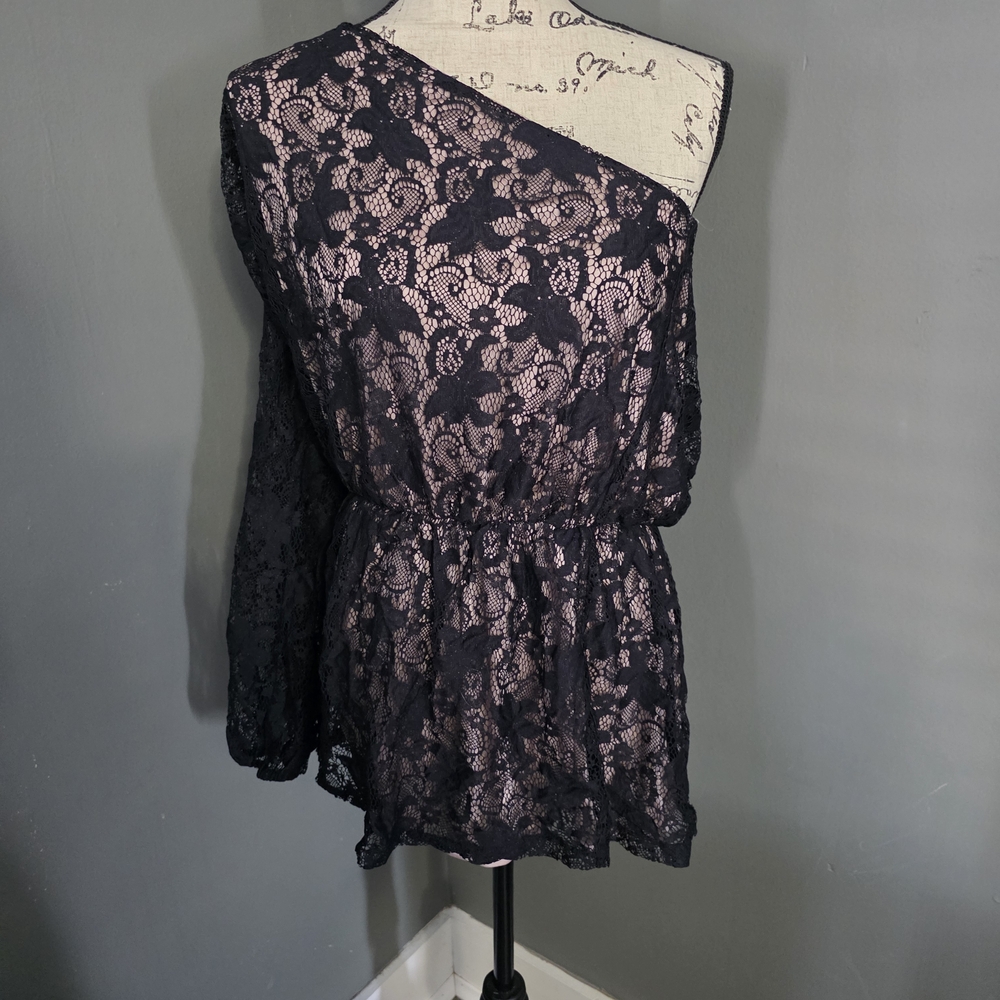 Bisou Bisou Blush and Black Lace Top